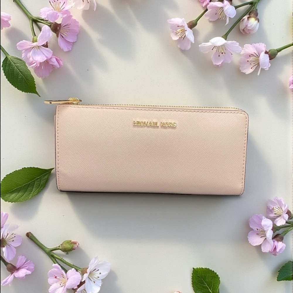 🩷MICHAEL KORS🩷Lg Jet Set Travel Pale Pink Three Quarter Zip Leather Wallet/EUC